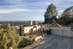 CONTEMPORARY ESTATE WITH BREATHTAKING VIEWS