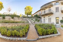 GORGEOUS THREE-LEVEL TOWNHOUSE