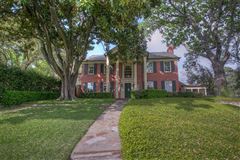 TRADITIONAL COLONIAL REVIVAL ESTATE