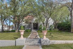 GORGEOUS RIVERCREST ESTATE