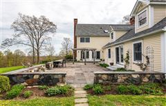 SPACIOUS AND MODERN COLONIAL RETREAT