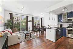 STUNNING UNIT IN IDEAL LOCATION IN THE HEART OF WILLIAMSBURG
