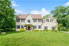 BEAUTIFUL AND SPACIOUS HOME PERFECT FOR ENTERTAINING