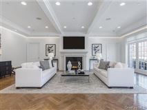 LUXURIOUS CONDO, GREAT LOCATION!