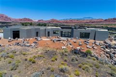 LUXURY ONE-LEVEL RESIDENCE IN ENTRADAAT SNOW CANYON
