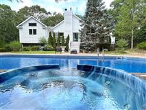 QUIET AND OPEN FAMILY HOME WITH POOL AND BOAT RAMP