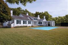 ELEGANT BEAUTIFULLY APPOINTED SOUTHHAMPTON VILLAGE TRADITIONAL