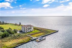 SPECTACULAR WATERFRONT RESIDENCE OFFERING PANORAMIC BAY VIEWS