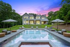 WONDERFUL MODERN HOME IN THE AMAGANSETT BAY AREA