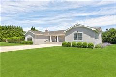 EXQUISITELY RENOVATED SPACIOUS RESIDNCE ON LOVELY GROUNDS IN BRIDGEHAMPTON
