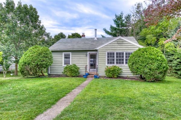 A Charming Two Bedroom Cottage New York Luxury Homes Mansions