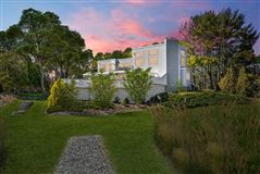 MODERN CONTEMPORARY HOME ON THE WATER