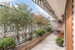 FOURTH FLOOR APARTMENT WITH LANDSCAPED TERRACE