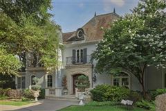 CLASSIC ESTATE ON MORE THAN TWO LUSH ACRES