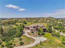 CAPTIVATING CUSTOM HOME IN PRADERA