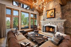 BEAUTIFUL SKI-IN/SKI-OUT HOME WITH REFINED ELEGANCE