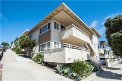 LARGE THREE BEDROOM IN PRIME DOWNTOWN MANHATTAN BEACH LOCATION