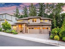 EXQUISITE, FRESH AND MODERN BEAUTY ON SPACIOUS PRIVATE GROUNDS