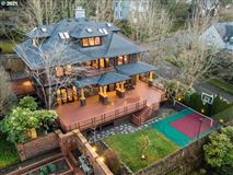 PRIME VIEW BEAUTY IN THE HEART OF PORTLAND HEIGHTS