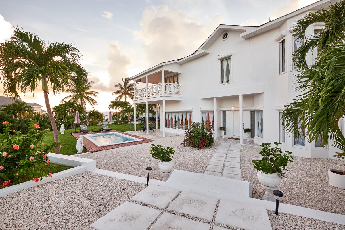 Luxury Living In Nassau Bahamas Luxury Homes Mansions For Sale Luxury Portfolio 3113
