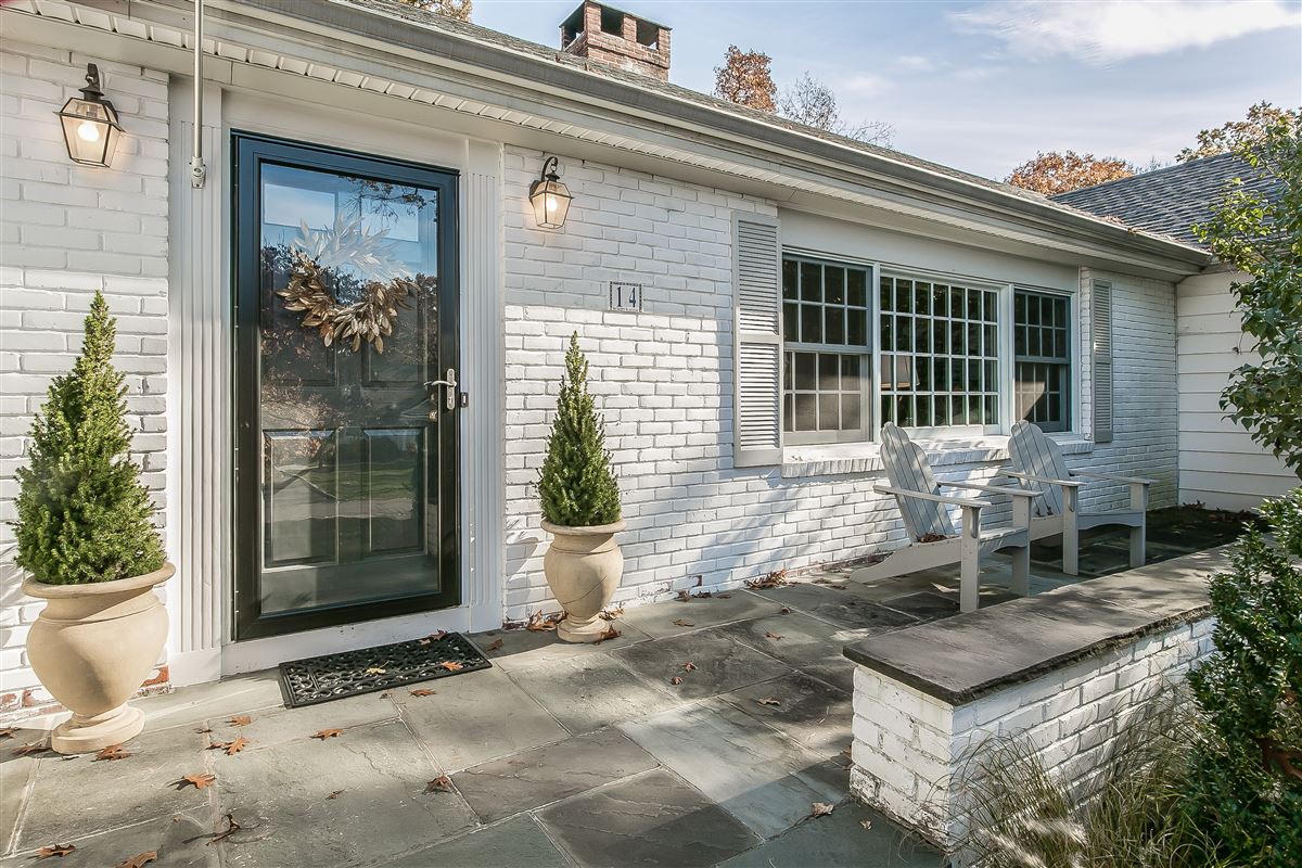 modern ranch on a quiet street | connecticut luxury homes modern ranch on a quiet street | connecticut luxury homes