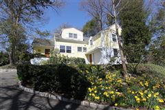 SPACIOUS AND BRIGHT HOME IN GREENWICH