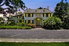 REMARKABLE PROPERTY NEAR TOWN