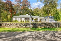 PERFECT LOCATION IN THE HEART OF GREENFIELD HILL