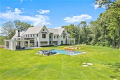 ULTRA-CHIC MODERN CUSTOM HOME