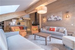 CHARMING FOUR-ROOM APARTMENT NEAR SHOPS AND SLOPES