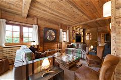 BEAUTIFUL TWO-LEVEL CHALET