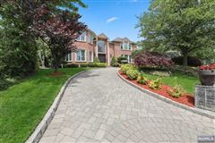 YOUNG BRICK COLONIAL WITH OPEN FLOOR PLAN IN PRESTIGIOUS NORTH CLIFFS
