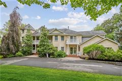 ENORMOUS SINGLE FAMILY HOME IN LAUR-ANN ESTATES!
