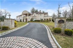 ELEGANT AND PRIVATE ESTATE WITH QUALITY RENOVATIONS