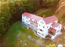 STONE AND WOOD MOUNTAIN TOP RETREAT ON SHAWANGUNK MOUNTAIN RIDGE