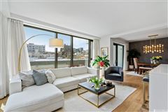 BRIGHT AND BEAUTIFUL HOME IN THE HEART OF THE CITY