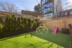 AN URBAN OASIS IN WILLIAMSBURG