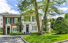 BEAUTIFULLY APPOINTED ELEGANT AND PRIVATE CORNER TOWNHOUSE