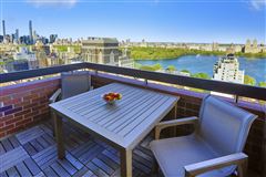 TROPHY HOME WITH SWEEPING PARK AND CITY VIEWS