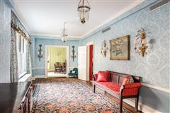 BEAUTIFULLY RENOVATED 10 ROOM APARTMENT