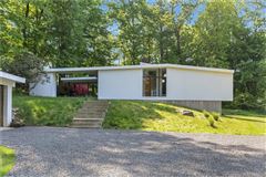 PRIVATE MID-CENTURY MODERN HOME ON QUIET CUL-DE-SAC