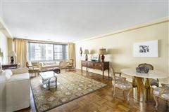 ENJOY WONDERFUL BRIGHT VIEWS FROM A HIGH FLOOR IN THE DORCHESTER