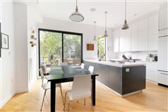 OPEN AND BRIGHT CONTEMPORARY FAMILY HOME