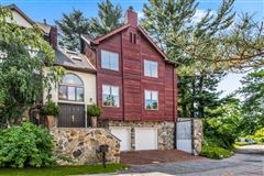 UNIQUE MODERN TOWNHOUSE IN DELAFIELD ESTATES