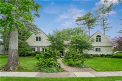 BEAUTIFUL BRIGHT HOME IN THE HEART OF HEWLETT