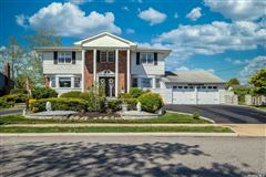 MAGNIFICENT WATERFRONT HOME IN PRESTIGIOUS BAR HARBOUR