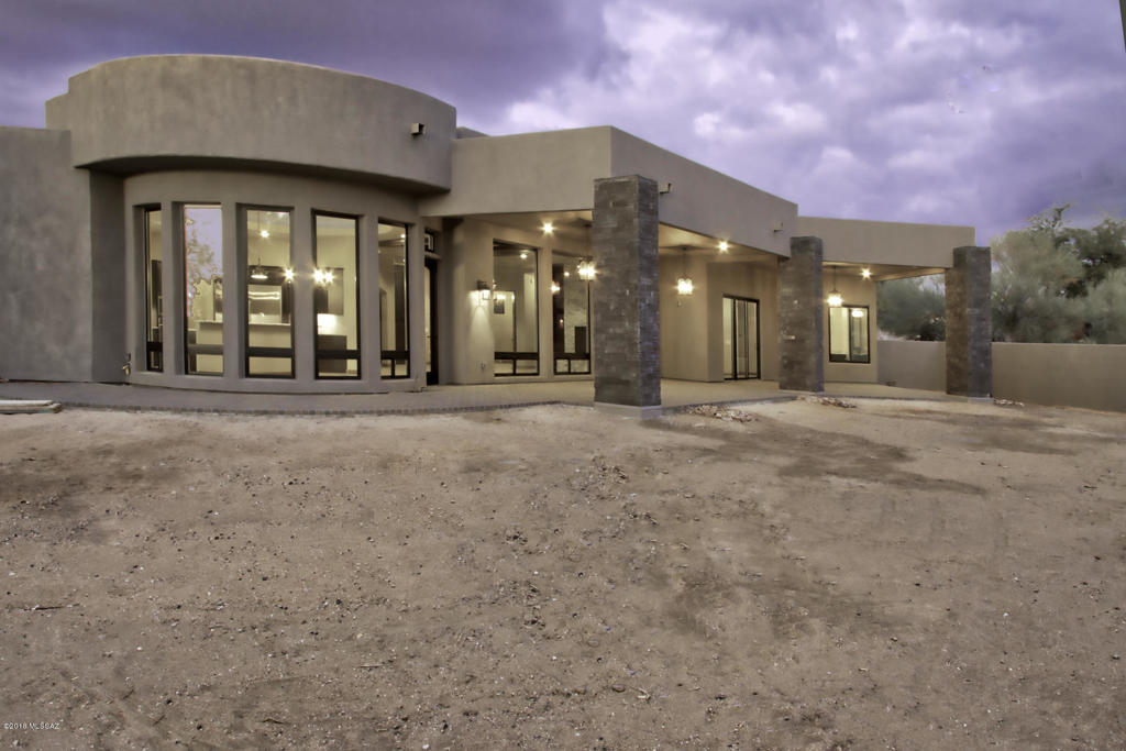 OPPORTUNITY TO BUILD ON AN ESTATE-SIZED LOT