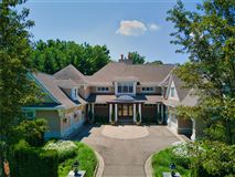 SPACIOUS ENTERTAINER’S DELIGHT IN TURTLE LAKE