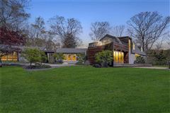 A STUNNING MODERN HOME