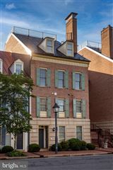 ELEGANT HARBORSIDE TOWNHOUSE JUST STEPS TO THE POTOMAC